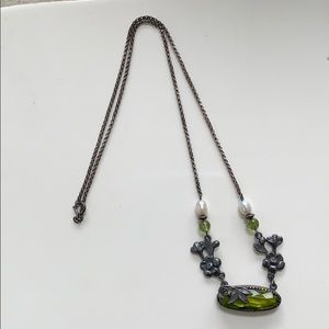 Necklace with green glass and floral motif